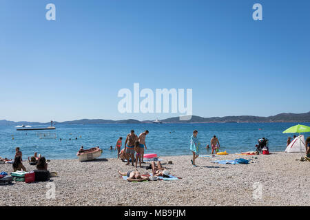 Sonnen und Baden am Strand von Zadar, Kroatien Stockfoto