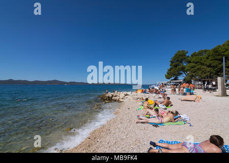 Sonne bräunen Menschen am Strand von Zadar, Kroatien Stockfoto