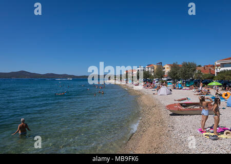 Sonnen und Baden am Strand von Zadar, Kroatien Stockfoto