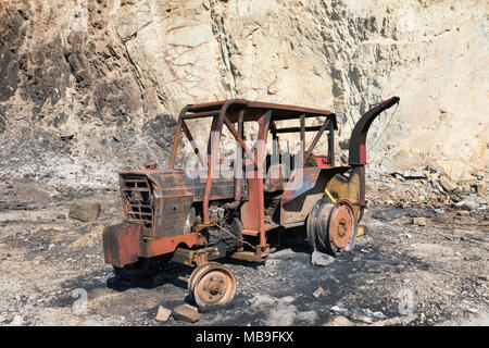 Wrack eines ausgebrannten Traktor durch Waldbrände in der Umgebung von Split in Kroatien verursacht Stockfoto