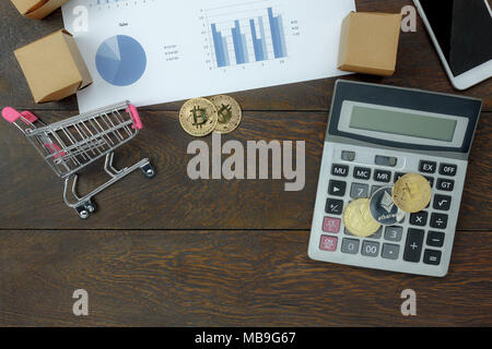 Tabelle Ansicht von oben Luftbild der Wirtschaft Finanzen Hintergrund. Flachbild Grafik Wachstum mit Münzen & Warenkorb oder Trolley lag auf modernen weißen Holz. Sa Stockfoto