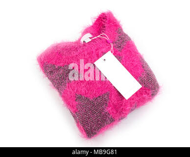 Winter Kleidung, rosa Pullover mit Preisschild isoliert weißer Hintergrund mit Freistellungspfaden. Stockfoto
