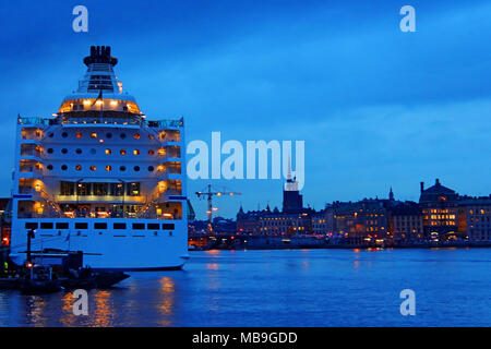 Kreuzfahrtschiff und Stadtbild von Stockholm, Schweden Stockfoto