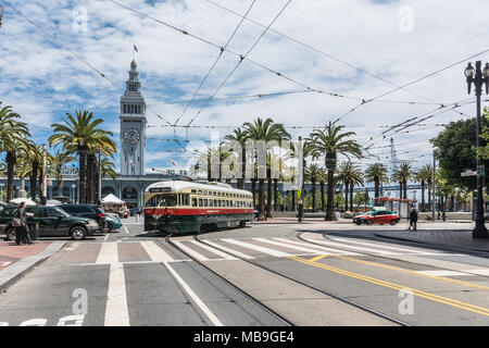 San Francisco, Kalifornien, USA - Juli 5, 2017: Das beige grün rot Straßenbahn vor dem Ferry Building Clock Tower Stockfoto