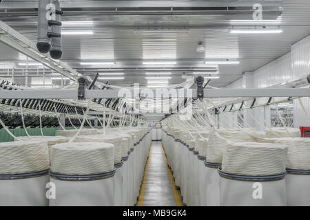 Maschinen und Anlagen in der Werkstatt zur Herstellung von Fäden, Überblick. Innenraum der industriellen Textilfabrik Stockfoto