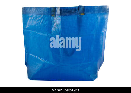 Plastikbeutel, Kunststoff blau Einkaufstasche auf weißem Hintergrund mit Freistellungspfad isoliert. Stockfoto