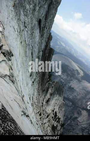 Granit Abgründe sind eines der beeindruckendsten Dinge, man kann Probleme beim Klettern im Yosemite National Park Stockfoto