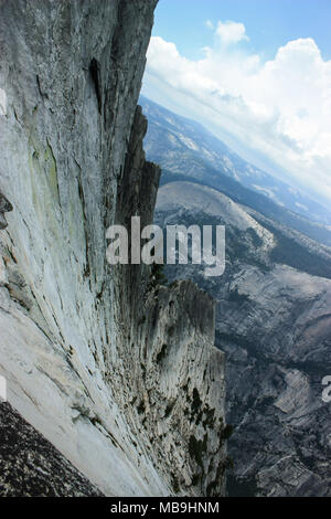 Granit Abgründe sind eines der beeindruckendsten Dinge, man kann Probleme beim Klettern im Yosemite National Park Stockfoto