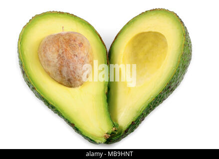 Zwei Scheiben frischer Avocado mit Herz Symbol isoliert auf dem weißen Hintergrund, in den gesunden Konzept mit Freistellungspfaden. Stockfoto