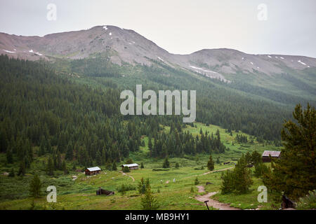 Ländliche Szene mit Dorf im grünen Tal, Colorado, USA Stockfoto