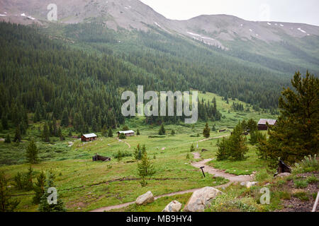 Ländliche Szene mit Siedlung im grünen Tal, Colorado, USA Stockfoto