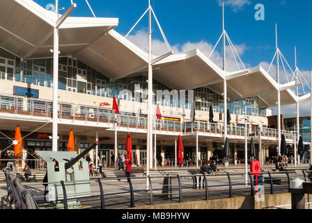 Geschäfte, Bars und Restaurants in Gunwharf Quays, Einzelhandel Entwicklung auf der Uferpromenade am Portsmouth, Hampshire, Großbritannien Stockfoto