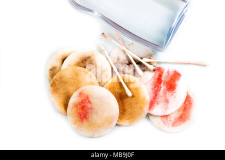 Tücher aus Baumwolle für Make-up entfernen verwendet, Zubehör zum Entfernen von Make-up im weißen Hintergrund. Stockfoto