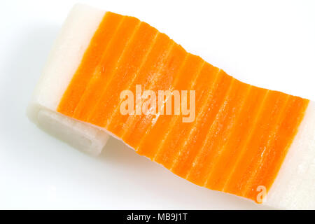 Crab Sticks, Krabben surimi Sticks auf weißem Hintergrund mit Freistellungspfad isoliert. Stockfoto
