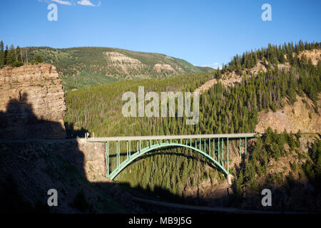 Malerischer Blick auf die roten Felsen Brücke, Mintum, Colorado mit seiner auskragenden stählernen Bogen überspannen die Eagle River Gorge Stockfoto