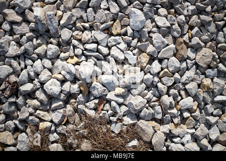 Grobe grobe graue Kies mit unregelmäßigen Formen und Größen von Granit Chips in einem full frame Hintergrund anzeigen Stockfoto