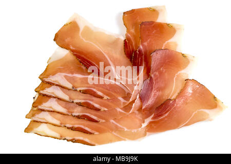 Italienischer Speck oder Italienisch Prosciutto Crudo, Rohschinken, Schichten auf weißem Hintergrund, mit Freistellungspfaden. Stockfoto