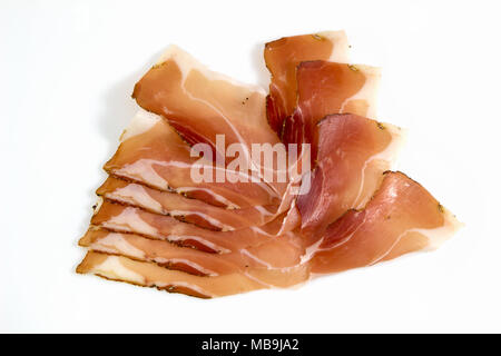 Italienischer Speck oder Italienisch Prosciutto Crudo, Rohschinken, Schichten auf weißem Hintergrund, mit Freistellungspfaden. Stockfoto