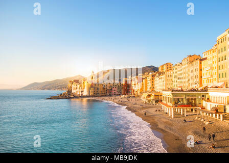Schöne kleine Stadt am Mittelmeer mit dem Strand im Winter ist es schön bei Sonnenaufgang oder Sonnenuntergang - Camogli ist, Genua Italien, Europäischen trav Stockfoto