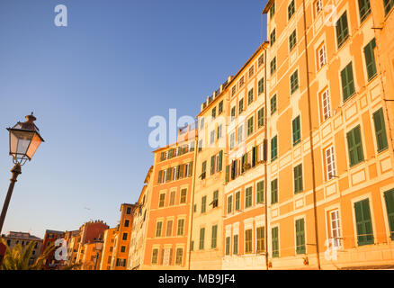 Schöne kleine Stadt am Mittelmeer mit dem Strand im Winter ist es schön bei Sonnenaufgang oder Sonnenuntergang - Camogli ist, Genua Italien, Europäischen trav Stockfoto