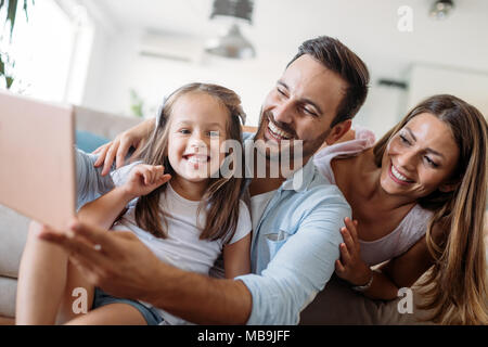 Happy Family Fun Zeit zu Hause in Stockfoto