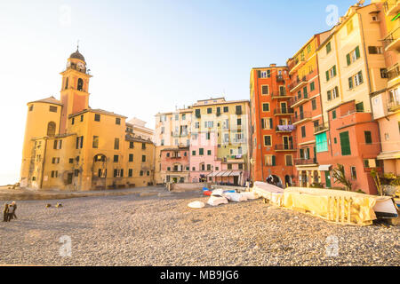 Schöne kleine Stadt am Mittelmeer mit dem Strand im Winter ist es schön bei Sonnenaufgang oder Sonnenuntergang - Camogli ist, Genua Italien, Europäischen trav Stockfoto