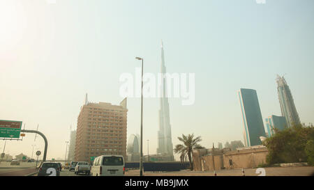 Dubai, VAE - 20. August 2014: Panorama der Wolkenkratzer in Dubai im Zentrum der Stadt. Stockfoto