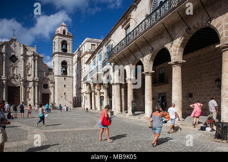 Havanna, Kuba - Januar, 22,2017: Cathedral Square ist einer der fünf größten Plätze in der Altstadt von Havanna und der Standort der Kathedrale von Havanna. Stockfoto