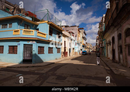 Havanna, Kuba - Januar 22,2017: verfallenden und renovierte Gebäude an der Hauptstraße in Alt-Havanna, Kuba Stockfoto