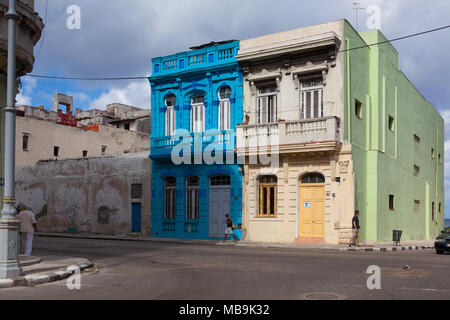 Havanna, Kuba - Januar 22,2017: verfallenden und renovierte Gebäude an der Hauptstraße in Alt-Havanna, Kuba Stockfoto