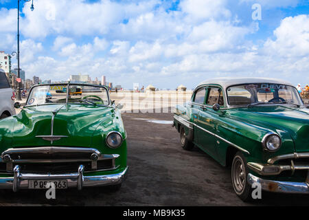 Havanna, Kuba - Januar 22,2017: Alte amerikanische Autos auf der Straße in Havanna Malecon. Der Malecon (offiziell Avenida de Maceo) ist eine breite Esplanade, roadwa Stockfoto