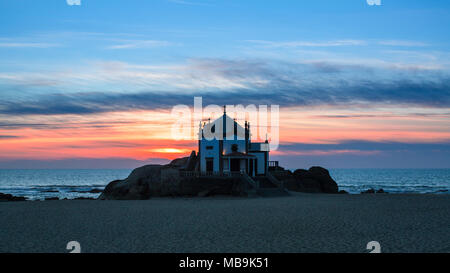 Kapelle Senhor da Pedra bei Sonnenuntergang, Miramar Beach in Porto, Portugal. Stockfoto