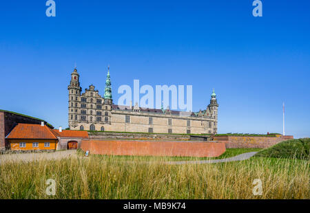 Schloss Kronborg hinter massiv verteidigende Wände steigt, das prächtige Renaissanceschloss ist verewigt in Helsingør in William Shakespeares Haml Stockfoto