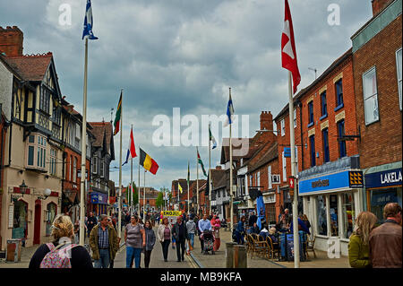 Stratford-upon-Avon street scene von Henley Street mit Touristen auf WilliamShakespeares Geburtstag. Stockfoto