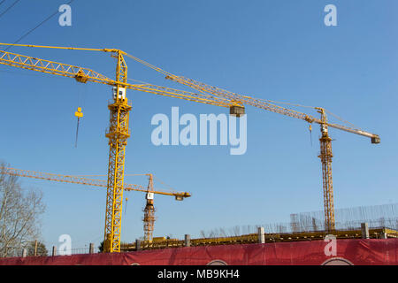 Bild der großen Industrie Kran auf die Skyline der Stadt. Stockfoto