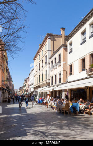 Viel befahrenen Straße Szene auf Strada Nova, Cannaregio, Venedig, Venetien, Italien mit Menschen essen in Restaurants und Einkaufsmöglichkeiten in den Geschäften und Kaufhäusern in der Feder Stockfoto