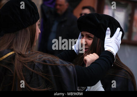 Italien: kleine Mädchen der Confraternita Anime Sante in Prozession für vermasseln Freitag in Palermo. Stockfoto