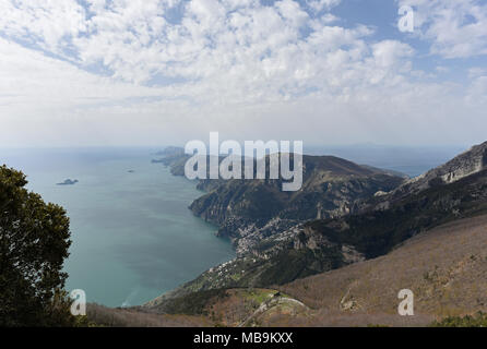 Herrliche Aussicht auf die Amalfiküste vom Mount Tre Calli, mit Positano und Capri in der Ferne Stockfoto