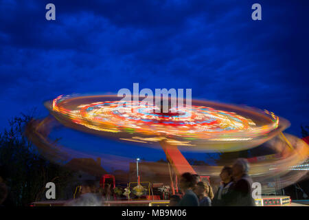 Fliegender Stuhl, Luna Park. Unterhaltung für Kinder. Blaue Stunde und Nacht Szene fliegen Stühle im Luna Park. Stockfoto