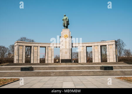 Berlin, Deutschland - April 2018: Sowjetische Kriegerdenkmal (Tiergarten), Berlin, Deutschland Stockfoto