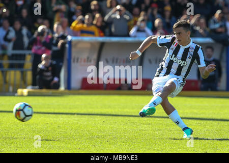 Benevento, Italien. 7 Apr, 2018. Paulo Dybala von Juventus Turin ein Tor vom Elfmeterpunkt während der Serie A TIM Übereinstimmung zwischen Benevento und Juventus Turin, Stadio Ciro Vigorito in Benevento, Italien. Quelle: Giampiero Sposito/Alamy leben Nachrichten Stockfoto