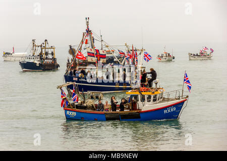 Hasting, East Sussex, UK. 8. April 2018. Fischer von der Südküste Fischereihäfen in Hastings, Newhaven, Roggen und Eastbourne sammeln bei Hastings an der Regierungen Entscheidung nicht wieder die vollständige Kontrolle über die britischen Gewässern zu nehmen, wenn das Vereinigte Königreich die EU im nächsten Jahr Blätter zu protestieren. Das Ministerium für Umwelt, Ernährung und Angelegenheiten des ländlichen Raums sagte, daß es einen übergang viel geglaubt, bis 2021 die Fischereigemeinschaften sichern würde. Die Fischer aus dem ganzen Land, die sich in ähnlichen Protesten nahm an, dass sie bei den Aktionen der Regierung erbost waren. Credit: Alan Fraser Stockfoto