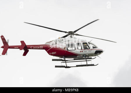 Richmond, British Columbia, Kanada. 23 Mär, 2018. Ein Bell 407 Hubschrauber (C-Gdot), das der Regierung von Kanada (Transport Canada) landet auf Vancouver International Airport. Credit: bayne Stanley/ZUMA Draht/Alamy leben Nachrichten Stockfoto