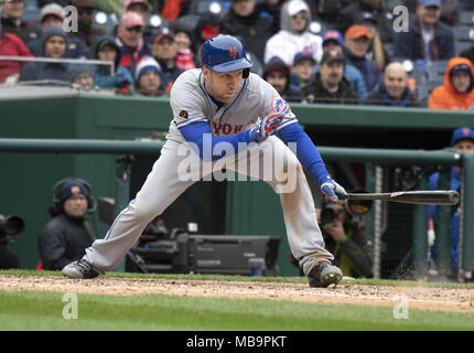 Washington, District of Columbia, USA. 7 Apr, 2018. New York Mets Third Baseman Todd Frazier (21) Begründung zählenden Asdrubal Cabrera mit dem Gewinnen laufen gegen die Washington Nationals an den Angehörigen Park in Washington, DC am Samstag, den 7. April 2018. Das Mets gewann das Spiel 3-2. Credit: Ron Sachs/CNP. Credit: Ron Sachs/CNP/ZUMA Draht/Alamy leben Nachrichten Stockfoto