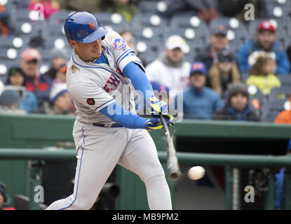 Washington, District of Columbia, USA. 7 Apr, 2018. New York Mets shortstop Asdrubal Cabrera (13) Doppelzimmer im ersten Inning gegen die Washington Nationals an den Angehörigen Park in Washington, DC am Samstag, den 7. April 2018. Quelle: Ron Sachs/CNP. Credit: Ron Sachs/CNP/ZUMA Draht/Alamy leben Nachrichten Stockfoto