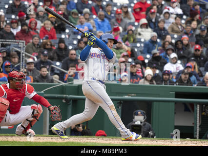 Washington, District of Columbia, USA. 7 Apr, 2018. New York Mets shortstop Asdrubal Cabrera (13) verdoppelt sich im siebten Inning zählenden shortstop Amed Rosario (1) gegen die Washington Nationals an den Angehörigen Park in Washington, DC am Samstag, den 7. April 2018. Das Mets gewann das Spiel 3-2. Credit: Ron Sachs/CNP. Credit: Ron Sachs/CNP/ZUMA Draht/Alamy leben Nachrichten Stockfoto