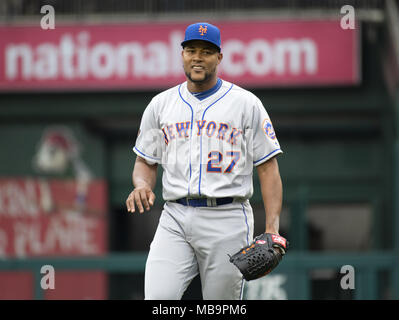 Washington, District of Columbia, USA. 7 Apr, 2018. New York Mets Entlastung Krug Jeurys Familia (27) Lächeln, als er das Feld verlässt nach seiner fünf gegen die Washington Nationals an den Angehörigen Park in Washington, DC Speichern am Samstag, den 7. April 2018. Das Mets gewann das Spiel 3-2. Credit: Ron Sachs/CNP. Credit: Ron Sachs/CNP/ZUMA Draht/Alamy leben Nachrichten Stockfoto