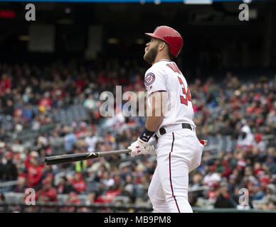 Washington, District of Columbia, USA. 7 Apr, 2018. Washington Angehörigen rechter Feldspieler Bryce Harper (34) Uhren den Flug seiner sechsten Inning home run gegen die New York Mets am Nationals Park in Washington, DC am Samstag, den 7. April 2018. Das Mets gewann das Spiel 3-2. Credit: Ron Sachs/CNP. Credit: Ron Sachs/CNP/ZUMA Draht/Alamy leben Nachrichten Stockfoto