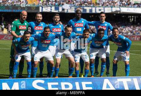 Neapel, Kampanien, Italien. 8 Apr, 2018. Team Line-ups während der Serie ein Fußballspiel zwischen SSC Napoli und AC Chievo Verona in San Paolo Stadions. Credit: Ernesto Vicinanza/SOPA Images/ZUMA Draht/Alamy leben Nachrichten Stockfoto