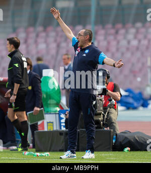 Napoli, Kampanien, Italien. 8 Apr, 2018. Maurizio Sarri des SSC Napoli Gesten während der Serie ein Fußballspiel zwischen SSC Napoli und AC Chievo Verona in San Paolo Stadions. Credit: Ernesto Vicinanza/SOPA Images/ZUMA Draht/Alamy leben Nachrichten Stockfoto